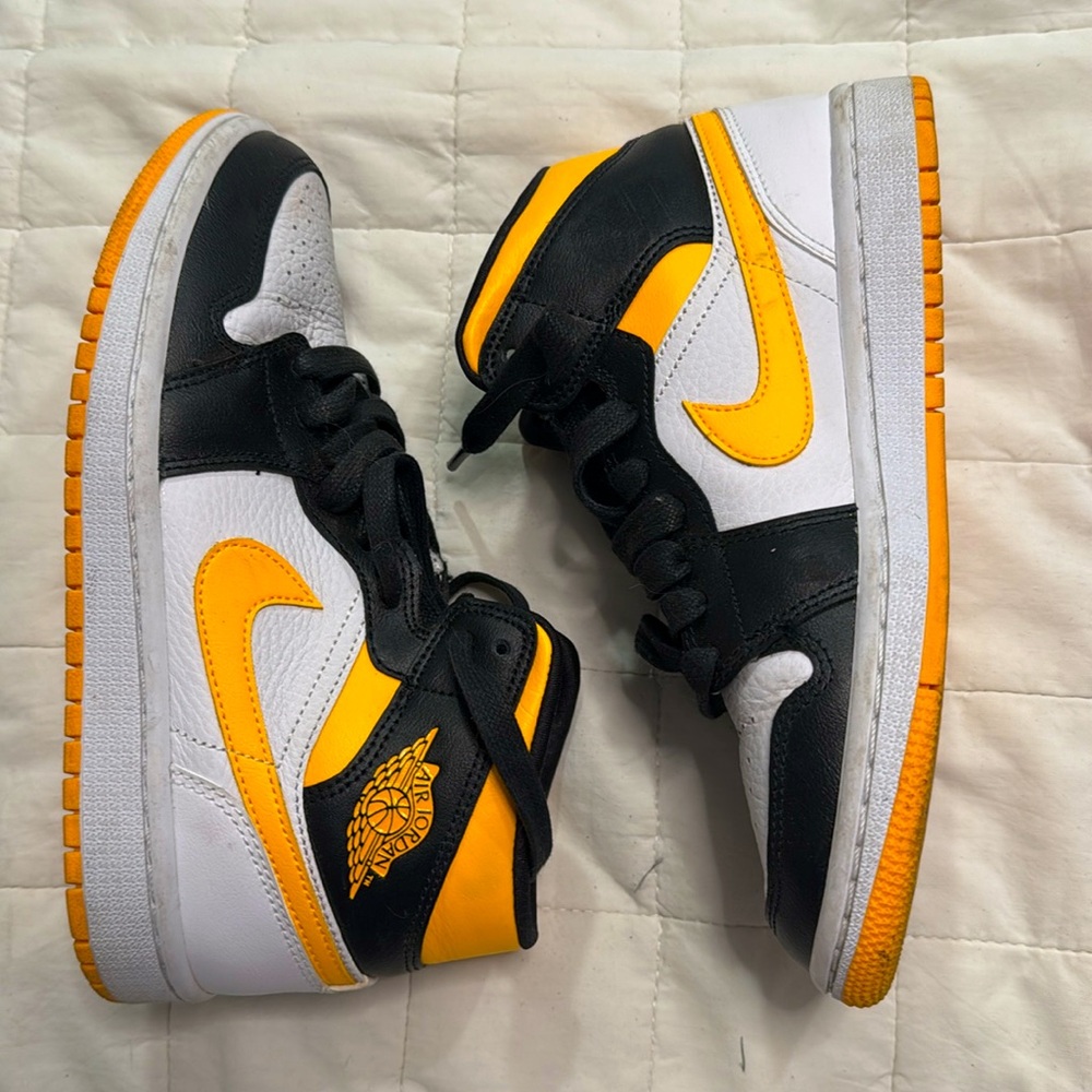 Air Jordan 1 Retro High OG 'Yellow Toe women’s size 6.5